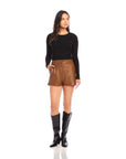 High waist modern shorts in soft faux leather with side pockets and front zipper closure