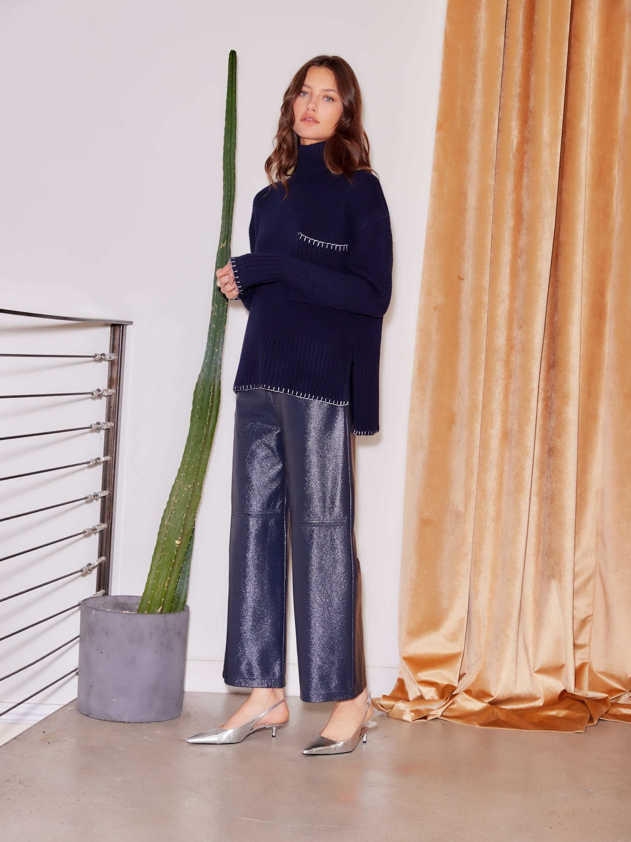 パンツ IIROT / Aynthetic Leather Cropped Pants Faux Patent Leather Cropped Pants - Stylish & Modern High-Shine