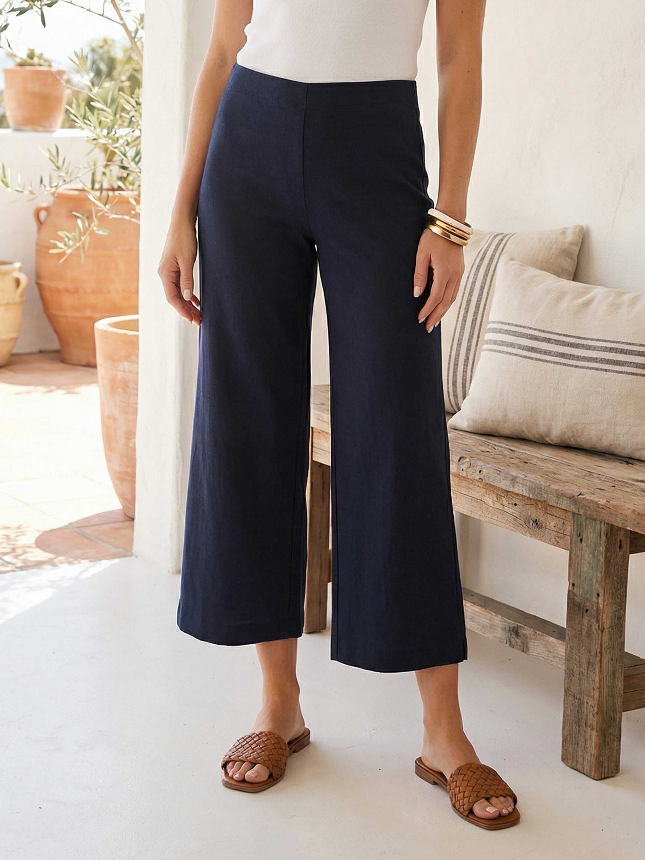 Stylish wide-leg cropped pants in viscose blend with elastic waistband and relaxed fit