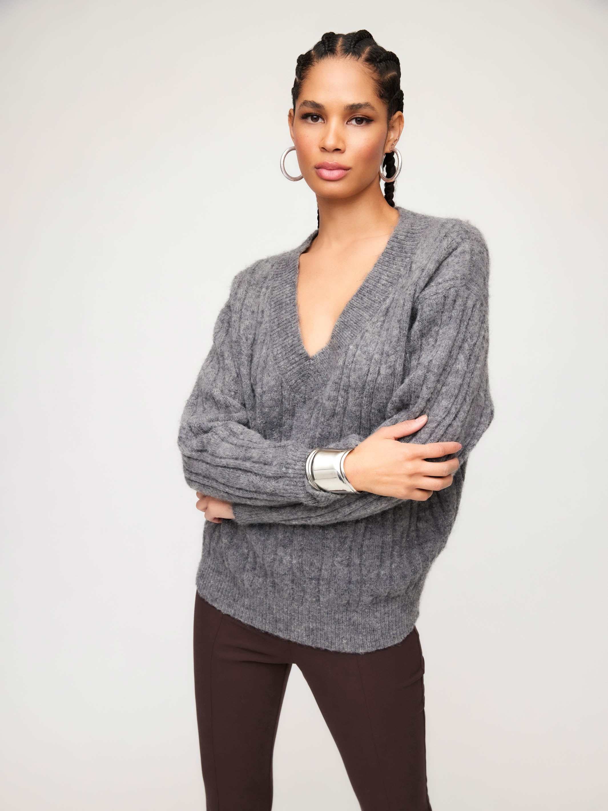 Deliana oversized sweater with chain-link ribbed design, V-neck, long sleeves, cozy warm fit